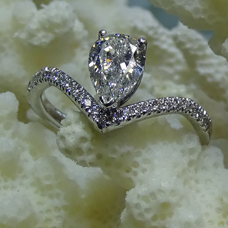 Custom V-ring with pear shaped diamond